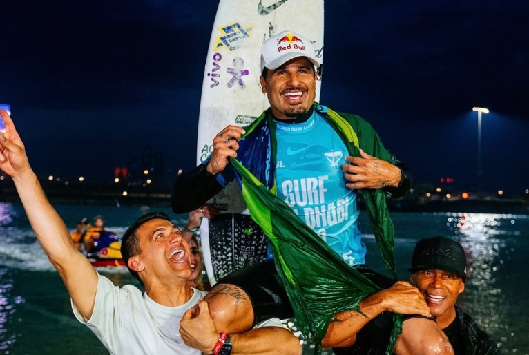 Italo Ferreira conquista título inédito e assume liderança do ranking mundial