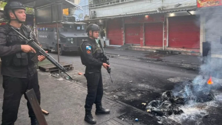 Governo do RJ negocia com os EUA reconhecimento do Comando Vermelho como organização criminosa