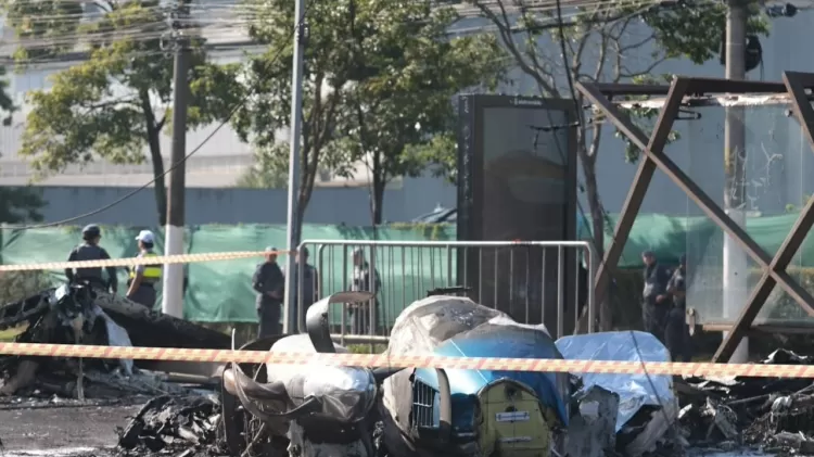Avião de pequeno porte cai em avenida de São Paulo e deixa dois mortos