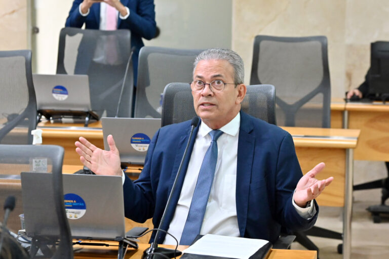 Hermano lembra que RN antecipou lei que proíbe celulares nas escolas em 2024