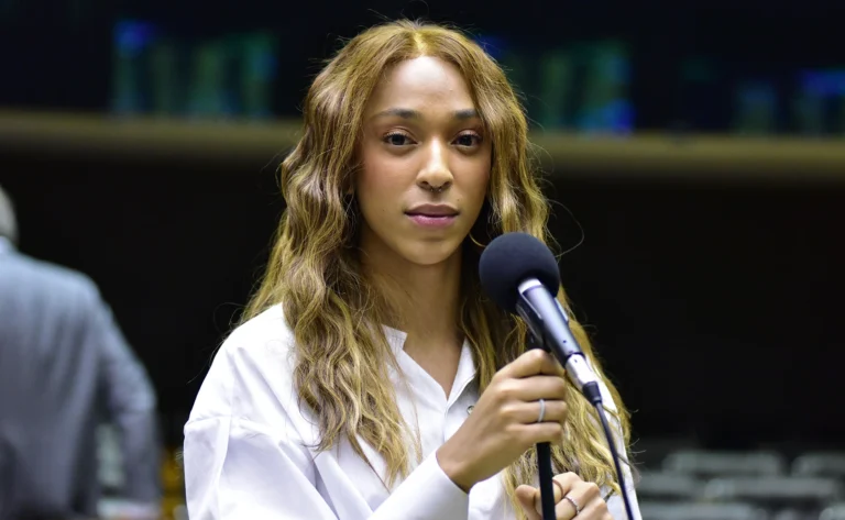 Erika Hilton apresenta PEC para extinguir escala de trabalho 6×1