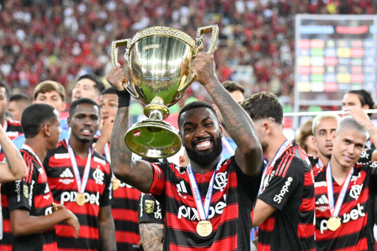 Gerson com a Taça  durante Flamengo x Fluminense realizada no Maracanã pelo segundo jogo da final do Campeonato Carioca 2025, na tarde deste domingo (16), no Rio de Janeiro, RJ.