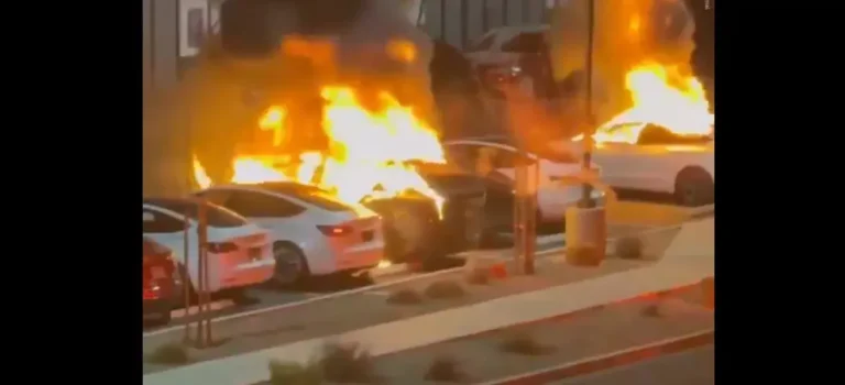 Carros da Tesla são incendiados e baleados em Las Vegas; Musk e Trump classificam ataques como “terrorismo”