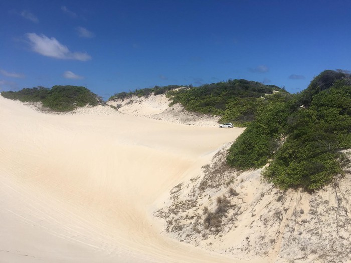 Jovem é baleada após homem atirar contra trilheiros nas dunas