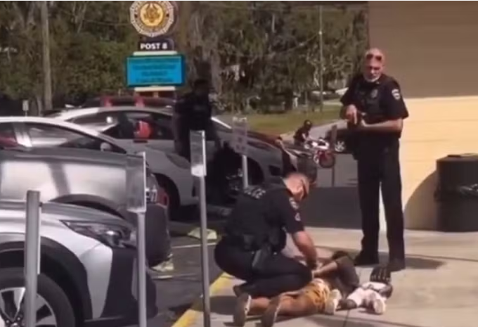 Polícia dos EUA mantém criança no chão durante abordagem e gera revolta