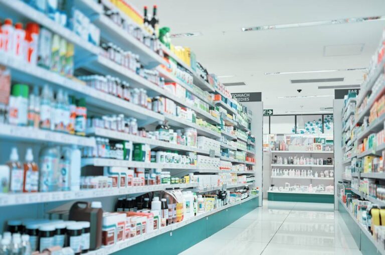 Justiça suspende norma que permitia farmacêuticos prescreverem medicamentos
