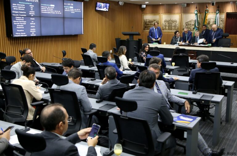 Câmara aprova divulgação de canais de denúncia contra violência à mulher em eventos