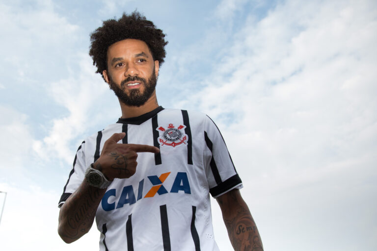 Ídolo do Corinthians supera golpe de R$ 50 milhões e depressão ao reencontrar alegria no futebol de várzea