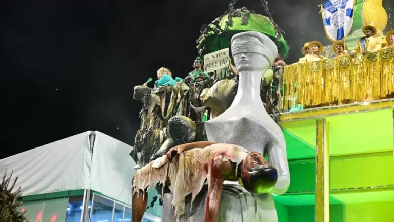 Fernanda Torres, boneco enforcado e homenagens emocionantes marcam 1º dia de desfiles em SP