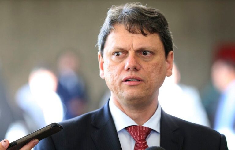 Moraes autoriza ex-comandantes militares, Tarcísio e parlamentares como testemunhas de defesa de Bolsonaro