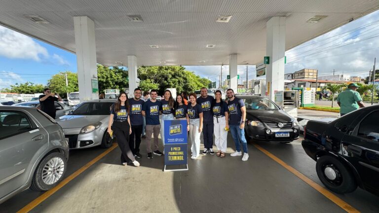 É hoje: gasolina a R$ 3,82 e descontos de até 70% no comércio