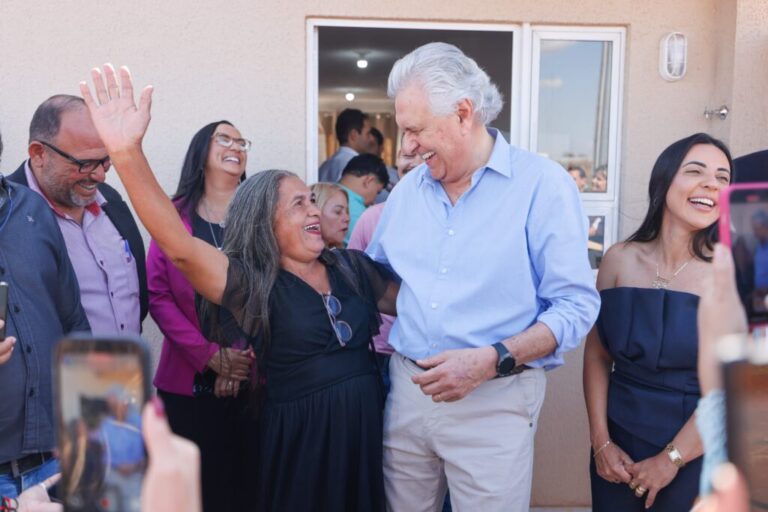 Governo de Goiás entrega 100 casas a custo zero em Quirinópolis