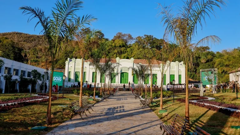 Caiado lidera transferência simbólica da capital para a cidade de Goiás e entrega série de obras históricas