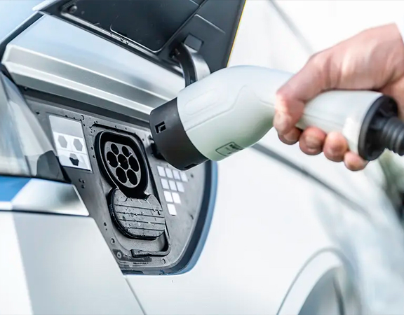 Nova bateria com silício permite rodar 650 km com apenas 10 minutos de carga