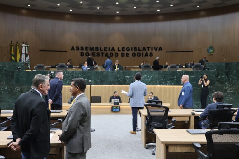 Debate sobre tarifaço e STF marca retomada das sessões no plenário da Alego