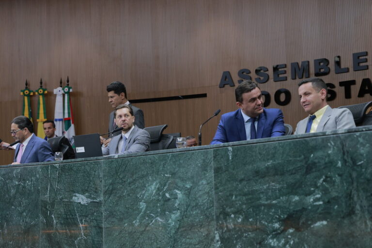 Fechando a semana, deputados aprovam gratificação na educação