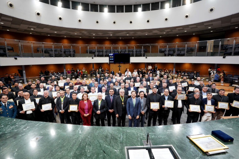 Por iniciativa de Bruno Peixoto, Parlamento comemora, pela 1ª vez, o Dia do Padre
