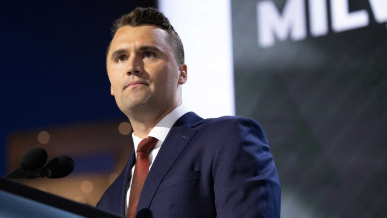 Médico brasileiro tem visto dos EUA revogado após post sobre morte de Charlie Kirk