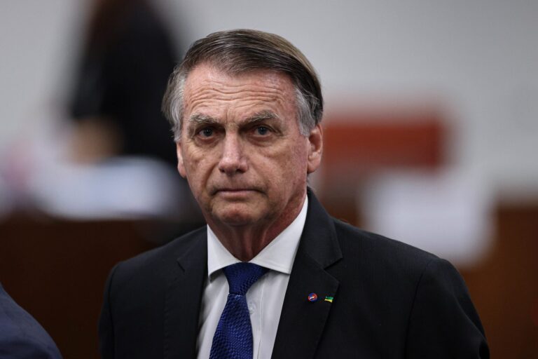 Bolsonaro é internado às pressas em hospital de Brasília após mal-estar