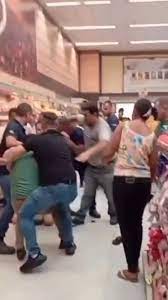 Confusão em supermercado de Aparecida de Goiânia começa por pegador de pão e envolve até criança e idosa