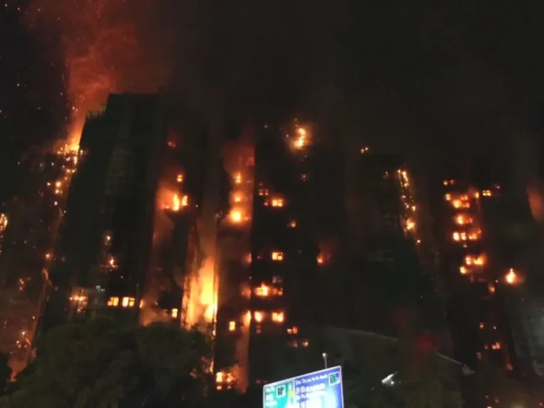 Hong Kong controla incêndio após longa operação; polícia prende três suspeitos por negligência
