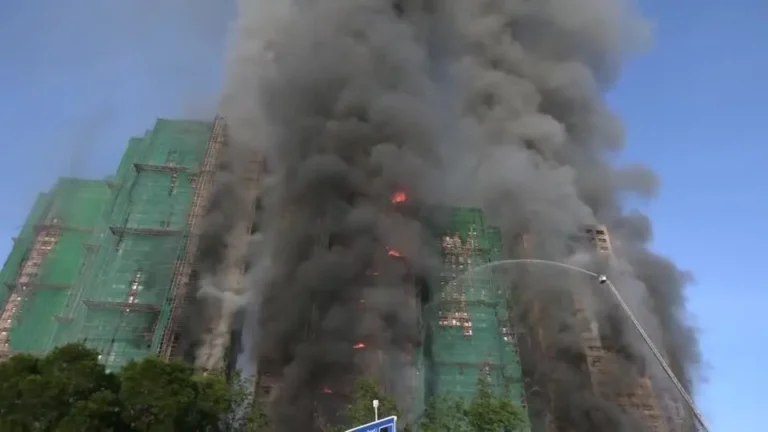 Fogo atinge prédios em Hong Kong e causa mortes