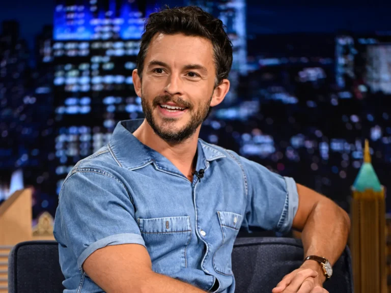 Revista elege Jonathan Bailey como o homem mais sexy de 2025