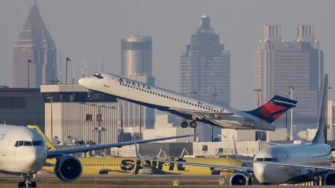 Paralisação nos EUA provoca cortes em voos e sobrecarga em aeroportos