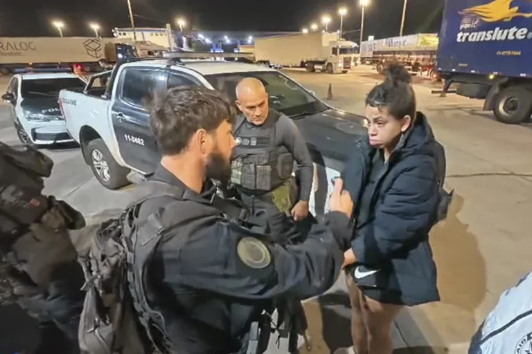 Mulher é detida ao transportar 30 pistolas escondidas em ônibus que saiu de SP