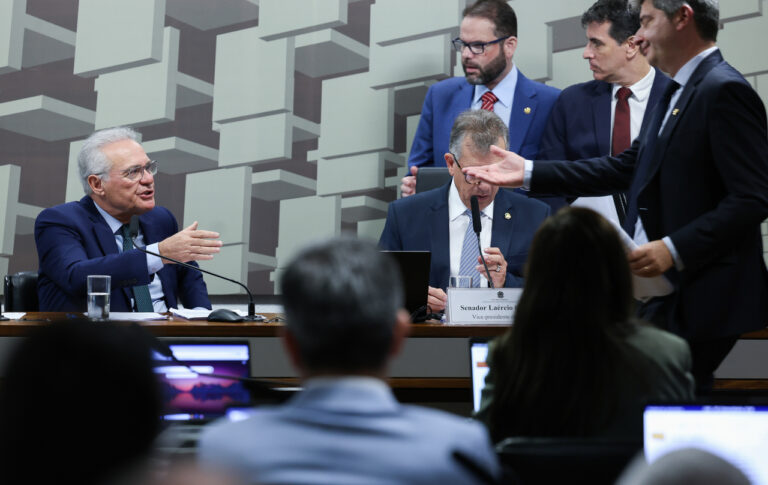 Brasília -DF 05/11/2025 - Reunião da Comissão de Assuntos Econômicos (CAE) do Senado que votou o projeto de lei (PL 1.087/2025) que isenta do Imposto de Renda (IR) quem ganha até R$ 5 mil mensais. Foto: Lula Marques/ Agência Brasil.