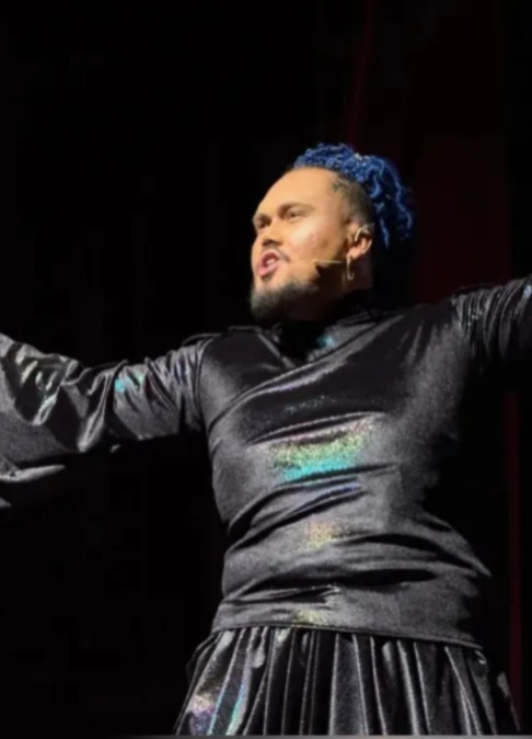 Jovem ator passa mal no palco e morre durante estreia de peça em SP