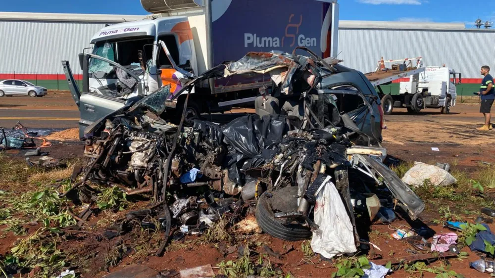 Colisão entre carro e caminhão deixa seis mortos da mesma família em Rolândia