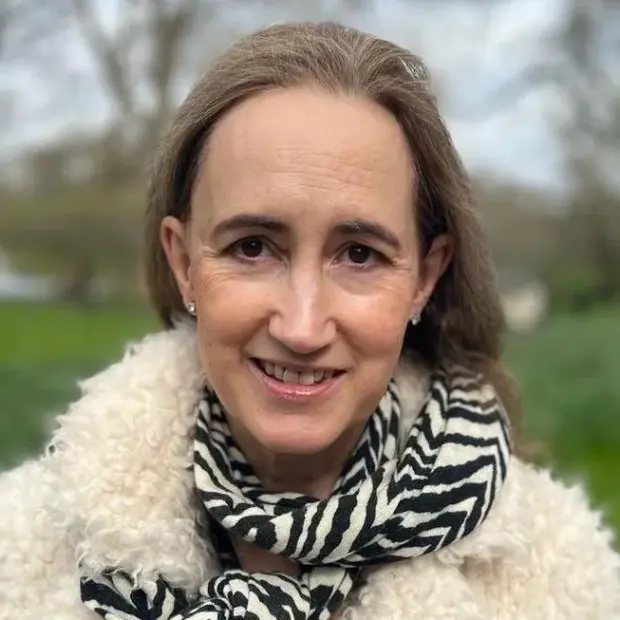 Autora Sophie Kinsella morre aos 55 anos após tratamento contra tumor cerebral