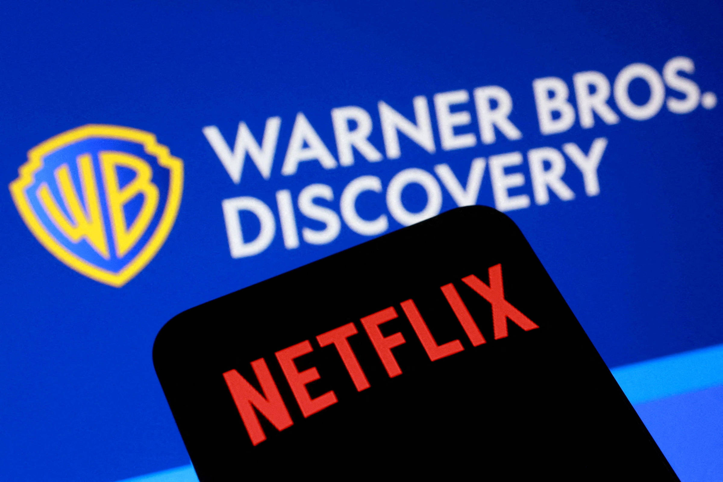 Oferta em dinheiro fortalece Netflix na disputa pela Warner Bros
