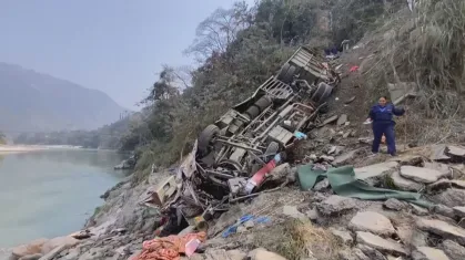 Acidente em rodovia montanhosa no Nepal provoca morte de 19 passageiros