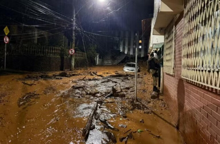Temporal causa 14 mortes, dezenas de desaparecidos e paralisa serviços públicos em Juiz de Fora