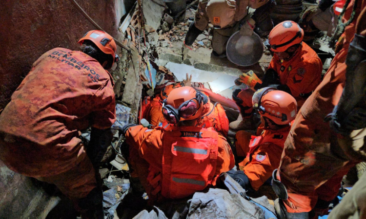 Desabamento após chuvas no Rio deixa uma mulher morta e criança ferida