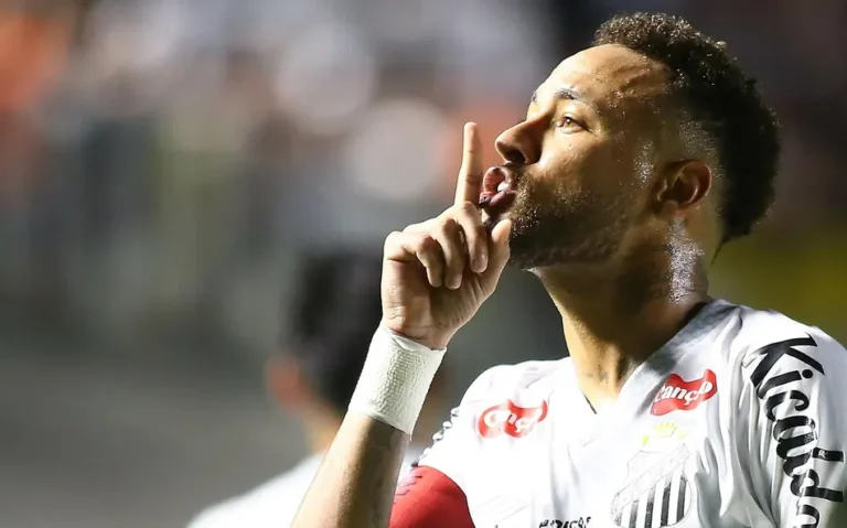 Cozinheira processa Neymar e denuncia jornada de até 16 horas de trabalho