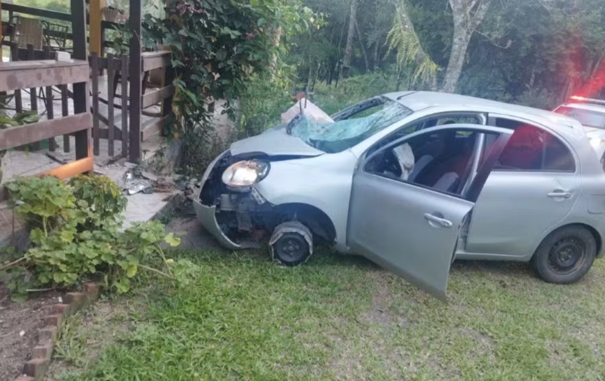 Médico atropela oito pessoas e invade casa para atacar familiar no interior do RS