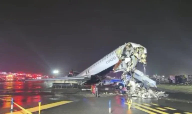 Tragédia em NY: colisão entre avião e caminhão fecha aeroporto e mata tripulantes