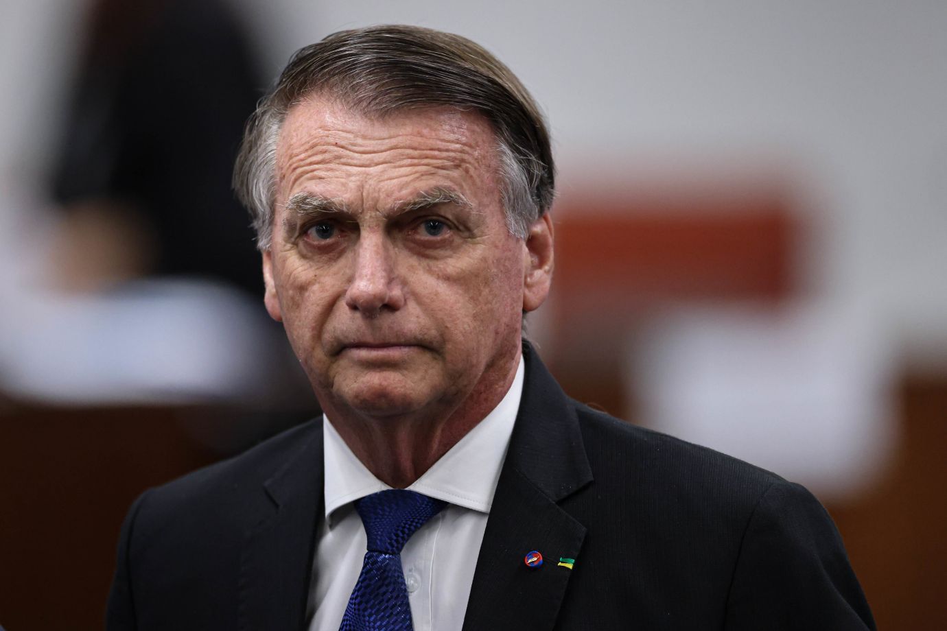 Médicos afirmam que Bolsonaro ainda corre risco de vida após novo quadro de pneumonia