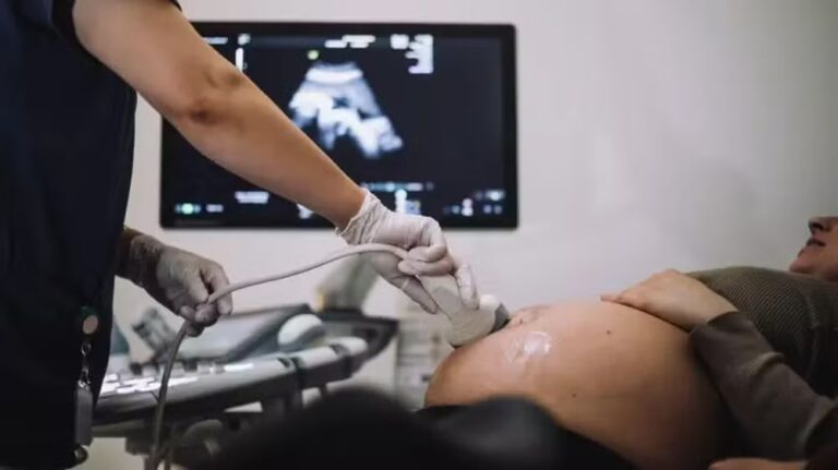 Mulher na Colômbia tem gêmeos de pais diferentes em caso considerado raro