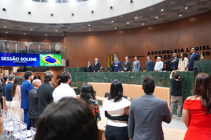 Bruno Peixoto homenageia Guardiões do Amor Maior e entrega cidadania goiana a ministro do STJ