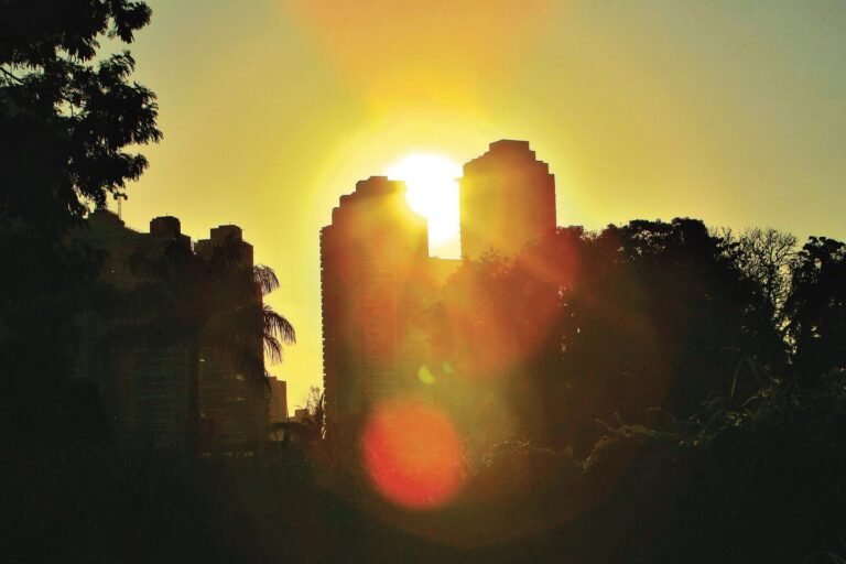 Duas cidades de Goiás passam dos 41°C e lideram ranking de calor no Brasil