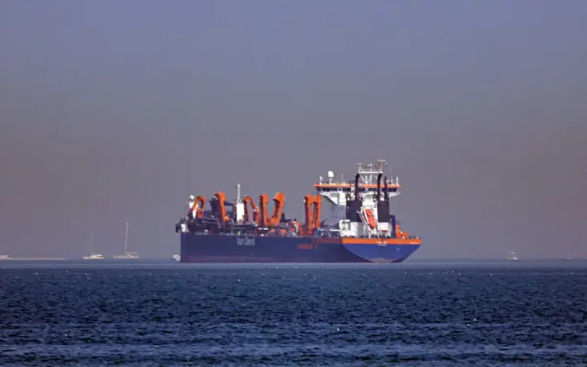 Três embarcações são danificadas após ataques em importante rota marítima no Oriente Médio