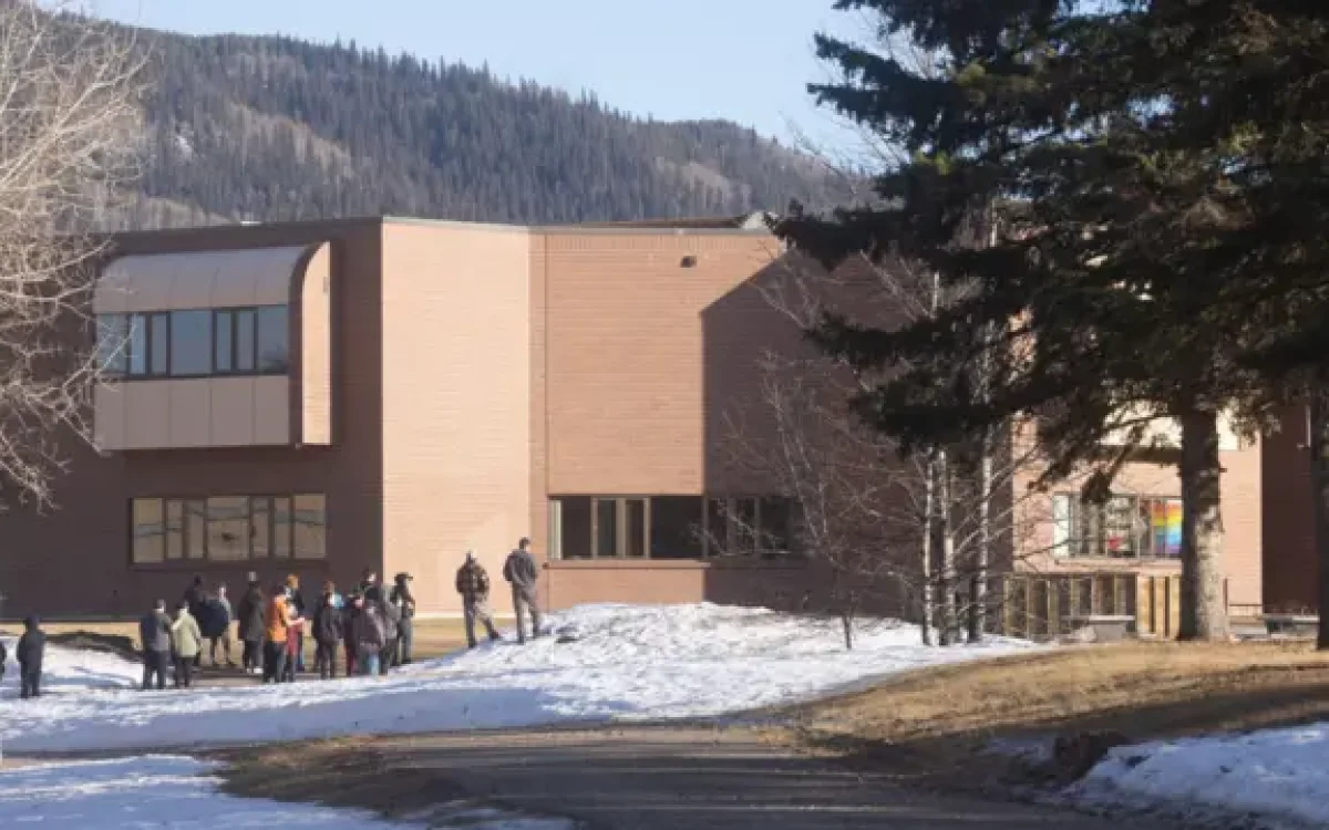 Tiroteio em cidade canadense mata dez pessoas e deixa dezenas de feridos