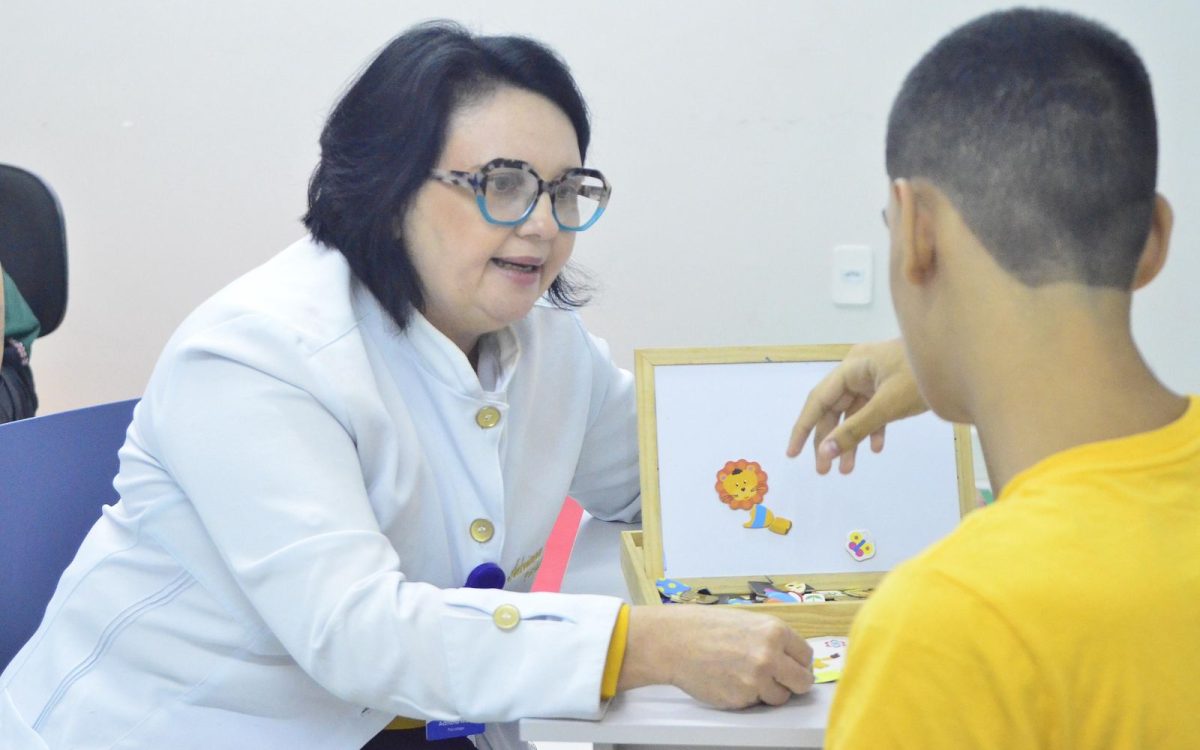 Desafiadora e gratificante: a rotina de quem trabalha com crianças autistas em Natal