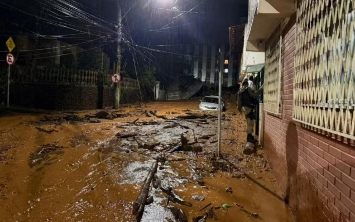 Temporal causa 14 mortes, dezenas de desaparecidos e paralisa serviços públicos em Juiz de Fora