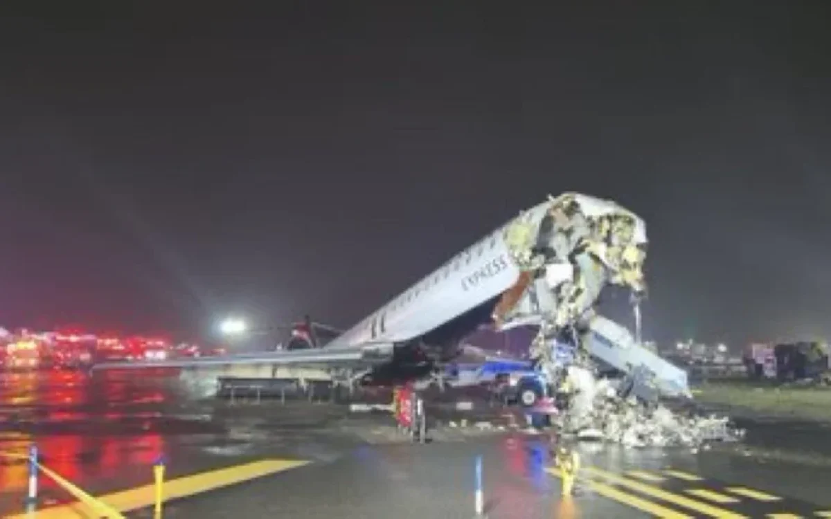 Tragédia em NY: colisão entre avião e caminhão fecha aeroporto e mata tripulantes