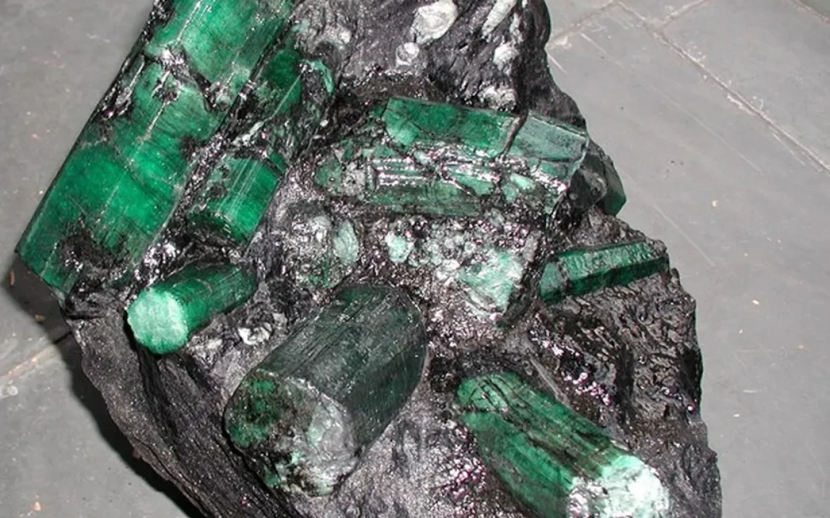 Esmeralda de 92,5 kg encontrada na Bahia será leiloada com lance inicial de R$ 100 milhões